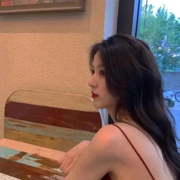 玻璃橱窗中的姑娘